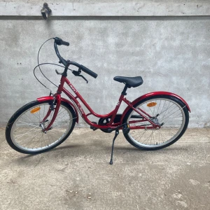 Röd cykel i fint skick  - Röd cykel av märket Puch, modell Sky. Cykeln har en klassisk ram, svarta handtag och sadel samt reflexer på hjulen. Cykeln fungerar helt normalt. Säljer då den är för liten. Cykeln passar för barn, perfekt för er som. Vill cykla i sommar. Cykeln är för liten för mig som är ca 160 cm. Reflexer samt växlar och ringklocka fungerar samt däck. Priset kan diskuteras. Helst upphämtning, befinner oss i Sjöbo, Skåne. Skriv privat för mer info. Cykelkorg och pakethållare ingår