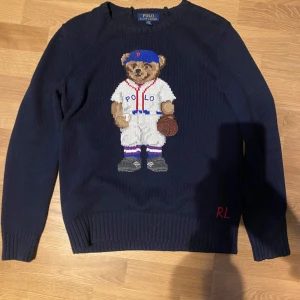 Stickad Ralph Lauren tröja (xs-s) - Säljer en stickade Ralph Lauren, 😁lite insydd i halsen då jag tyckte den var för vid just där. Fint skick!