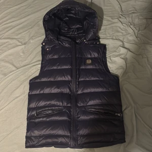 Navy väst - Navy väst från bevaldi. Luvan går att ta v. Två fickor med dragkedja. Storlek L. Ny pris 1800kr. Har använts ett fåtal gånger.