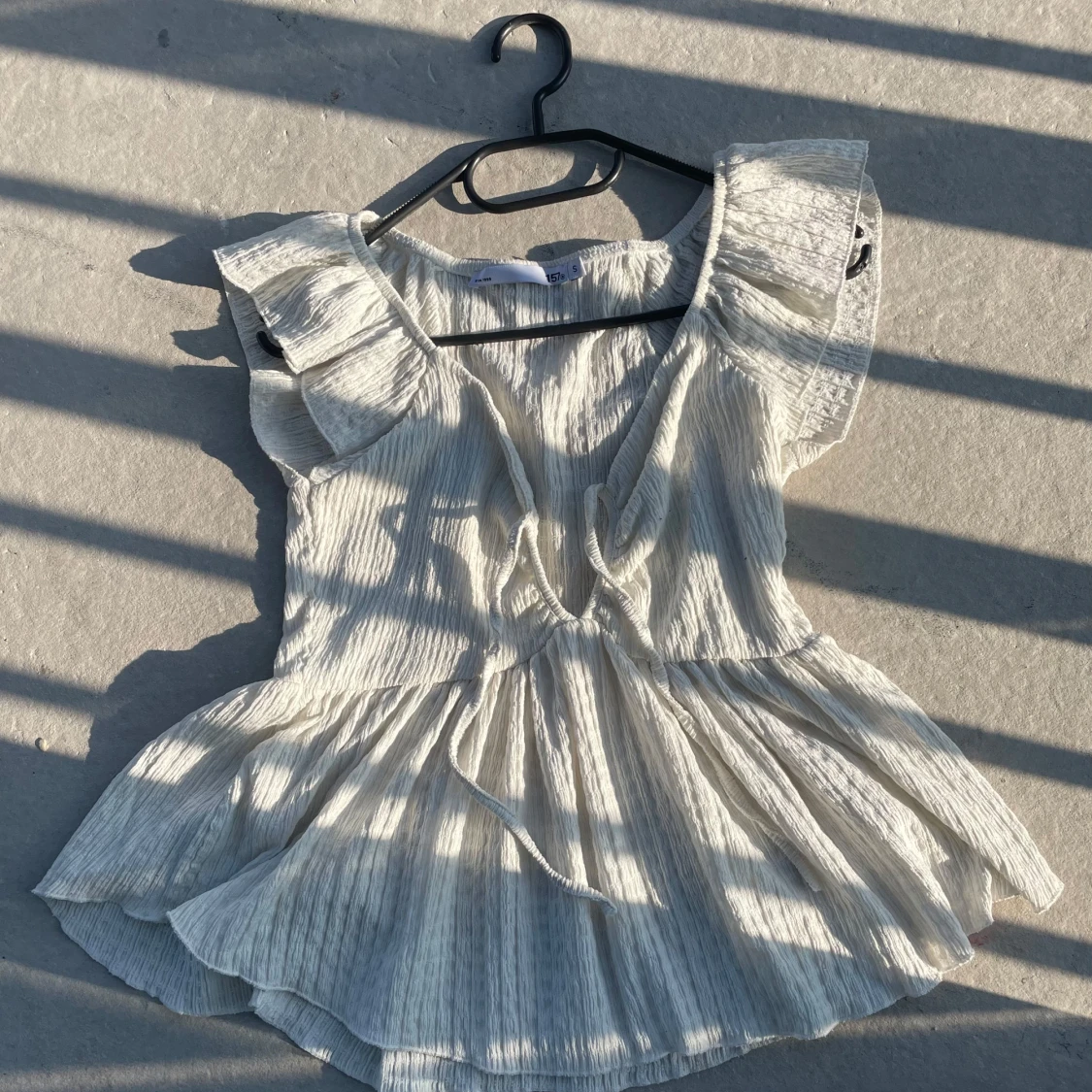 Vit blus med volangärm och knyt - 3