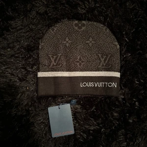Mössa - Säljer ett stilrent svart mössa med deras ikoniska mönster. Kommer i originalforpackning. Helt ny aldrig använd. OBS PRIS KAN DISKUTERAS OCH SKRIV FOR FLER BILDER