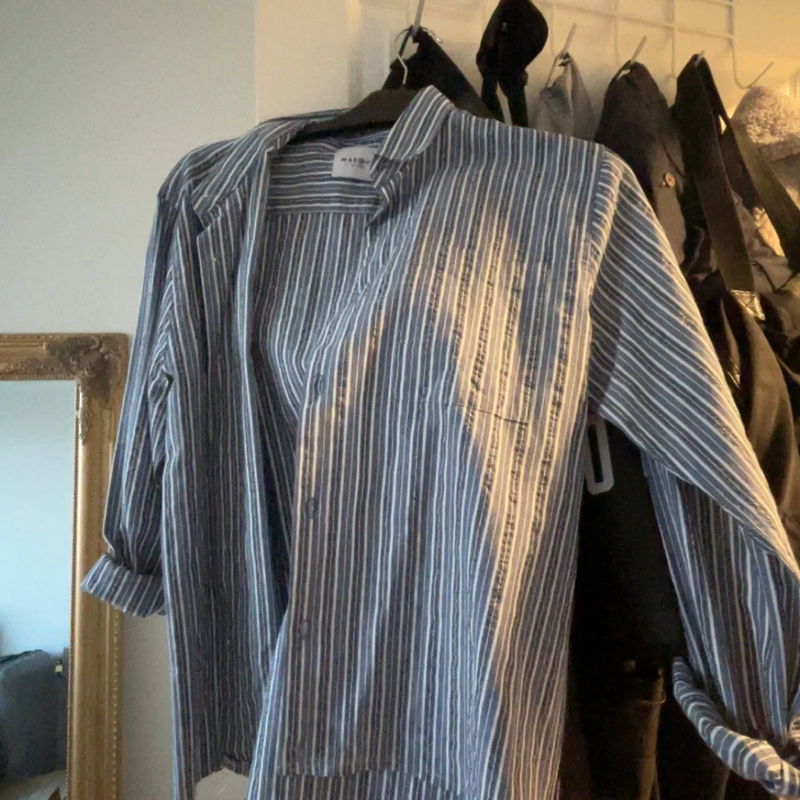 Randig blå skjorta från Mango