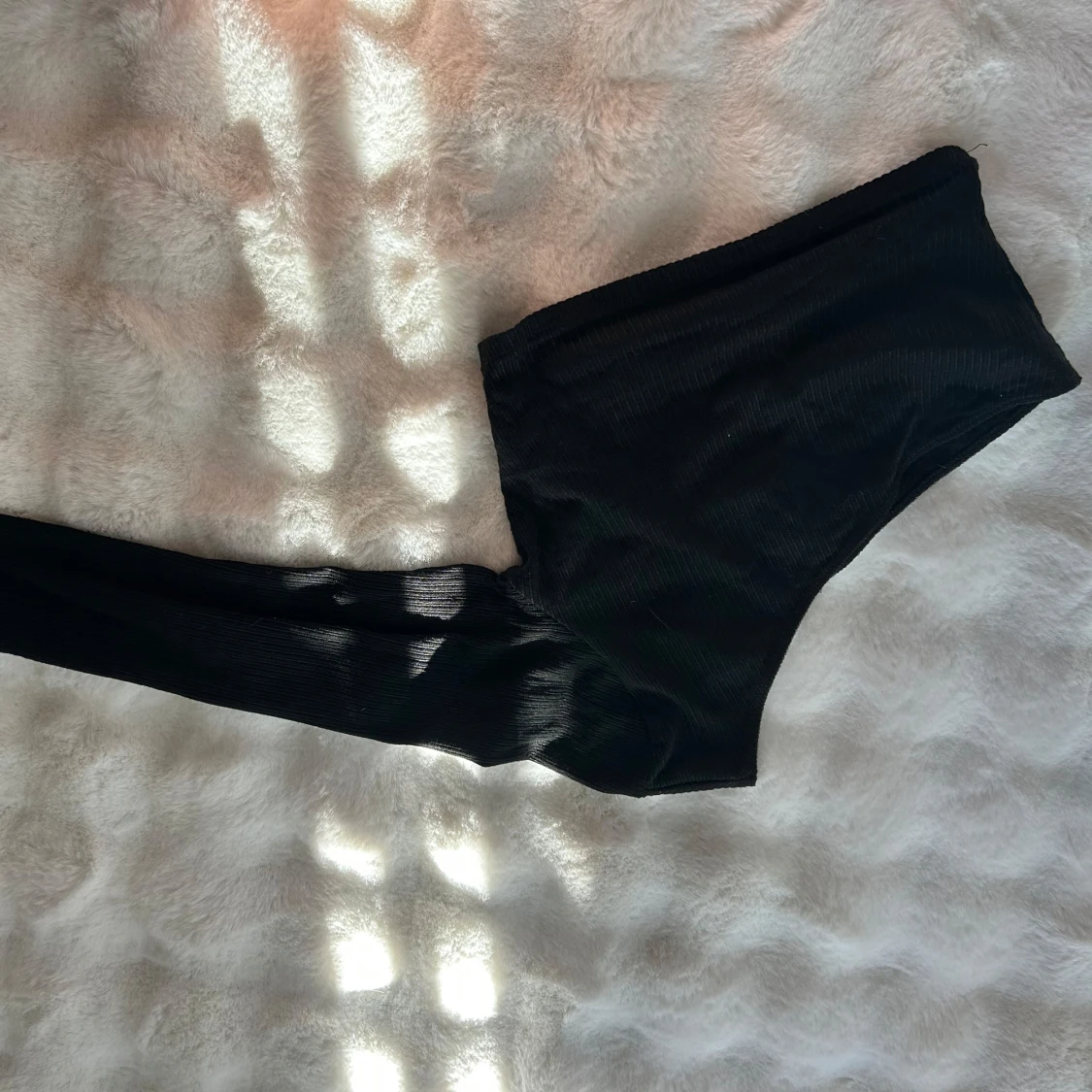 Svart one shoulder croppad topp - 3