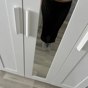 Svart långkjol från Gina Tricot - Säljer en svart långkjol från Gina Tricot i stickad modell. Kjolen har ett genombrutet, ribbat mönster som ger en snygg look. Perfekt till stranden. Vid frågor hör av dig!