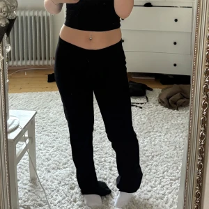 Nelly kostymbyxor  - Super low waist flare suit pants från Nelly i storlek 36. Sparasamt använda 🌸 Köpta för 399 och säljer dom nu för 199 🌟