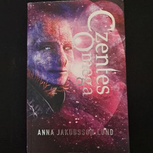 Bok- Czentes Omega - Följ fem unga på en intergalaktisk akademi där de måste använda sina gamla kunskaper för att överleva. Spännande sci-fi med rymdäventyr, mysterier och utmaningar – perfekt för dig som gillar action och framtidsvärldar.