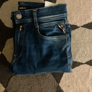 Blå jeans från Replay - Säljer ett par snygga blå Replay Hyperflex jeans i storlek 12A. De har en klassisk femficksdesign och är i mycket bra skick nästan helt oanvända! Jag skulle säga att det passar någon som är runt 152-162 cm 
