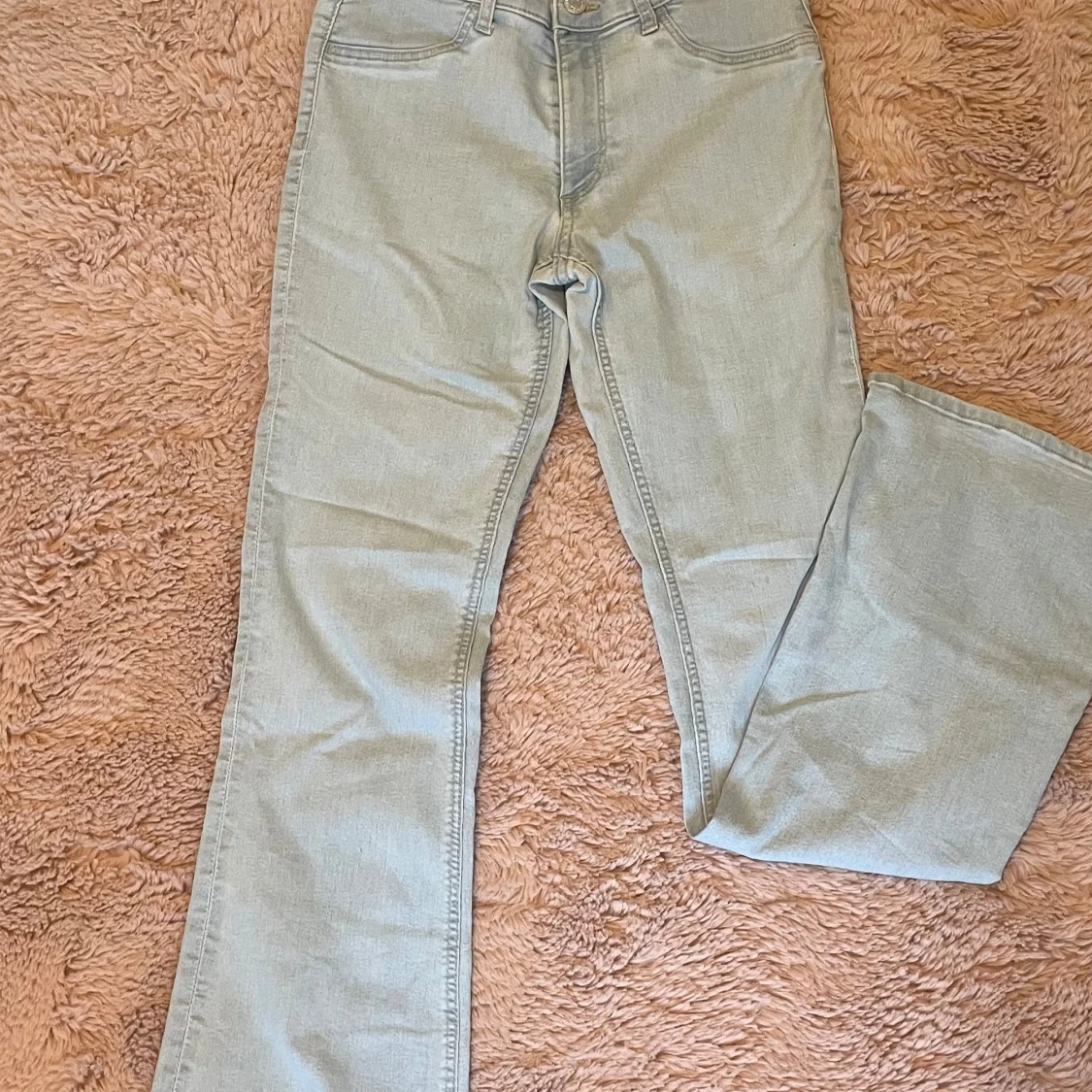 Ljusblå bootcut jeans 