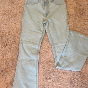 Ljusblå bootcut jeans  - Snygga ljusblå jeans från H&M med bootcut och låg midja. Jeansen har justerbar midja och klassiska fickor både fram och bak. 