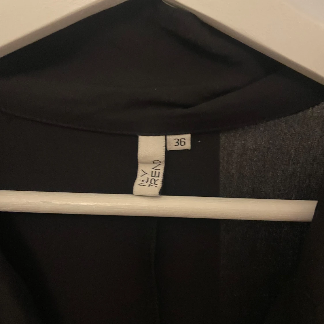 Svart omlottklänning från NLY Trend - 1