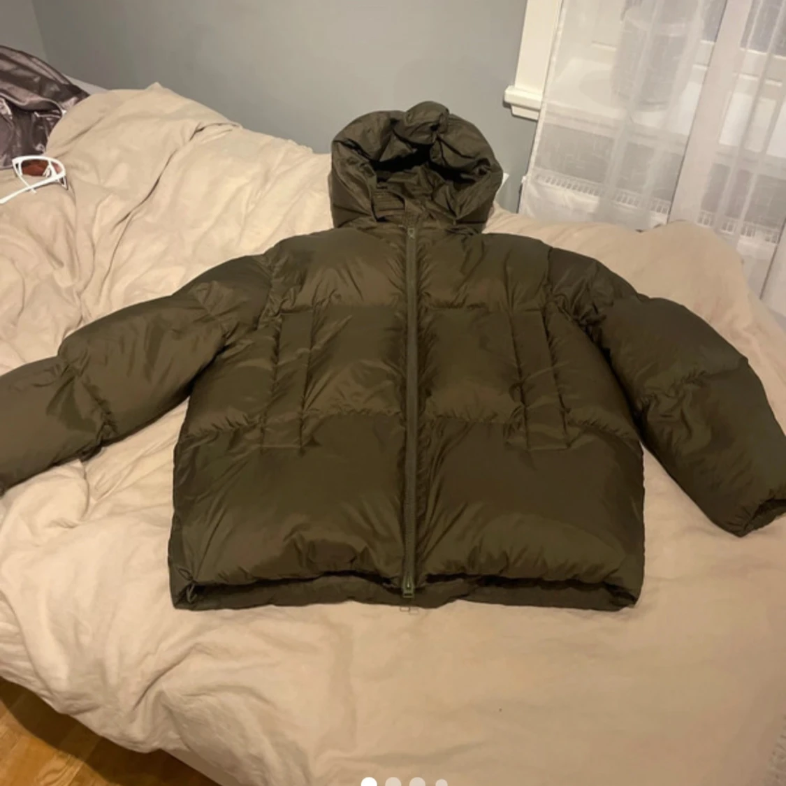 Olivgrön pufferjacka med huva