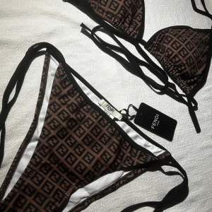 Brun bikini. - Skriv för mer information. 1*1. Helt nytt. Kommer med allt i bilden.    Finns i två storlekar S och M. 