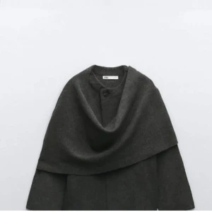 SÖKER kappa från Zara - Söker kappa från Zara med cape-detalj över axlarna i strl M/L