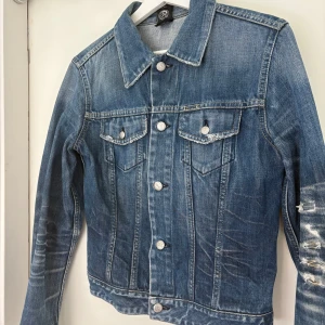 Diesel jeans jacka  - Diesel jeans jacka med slitningar! Storlek: L