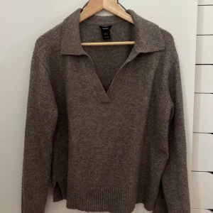 Brun stickad tröja - Mysig stickad tröja med en liten öppning vid halsen. Perfekt nu till hösten! Väldigt bra skick! Hör av er vid frågor om pris eller annat💖