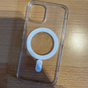 Mobilskal iPhone 12? - Genomskinligt mobilskal, är osäker på till vilken iPhone då jag själv använt till min 13! klippt av knapparna på sidan 