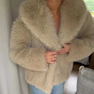 Pälsjacka - Pälsjacka från Gina Tricot. Köpt för 900kr.