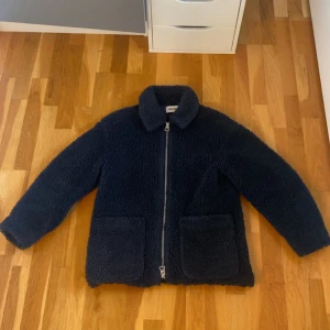 Marinblå teddyjacka🐻 - En marinblå teddyjacka från Weekday i storlek Xs😇 Har sytt stygn undertill då jag klippt den kortare!!, hör av er för fler bilder( det är inte synligt🥰) 