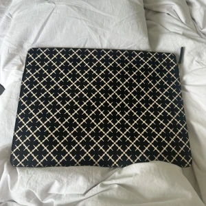 By Malene birger datorfodral  - Säljer detta dator fodral som aldrig är använt och som jag tyvärr behöver sälja då min dator va för stor.