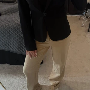 Beiga kostymbyxor från Bershka - Säljer beiga kostymbyxor! Säljer dom pga att dom inte används☺️