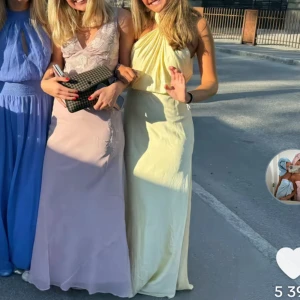 Ljusgul långklänning med halterneck - Säljer min fina balklänning, som är en ljusgul silkes klänning och är samma kläning som på första bilden. Det är en storlek 36 och kan skicka fler bilder!💛