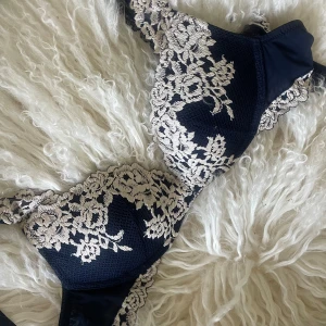 Intimissimi bh, gioia  - Mörkblå intimissimi bh i storlek 75B, modell gioia. Superfin och superbekväm, nypris ca 600kr. 