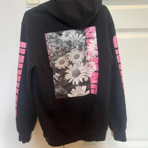 Svart hoodie med tryck - Svart hoodie med både tryck på ryggen och armarna. Jätteskön men kommer tyvärr inte till användning 