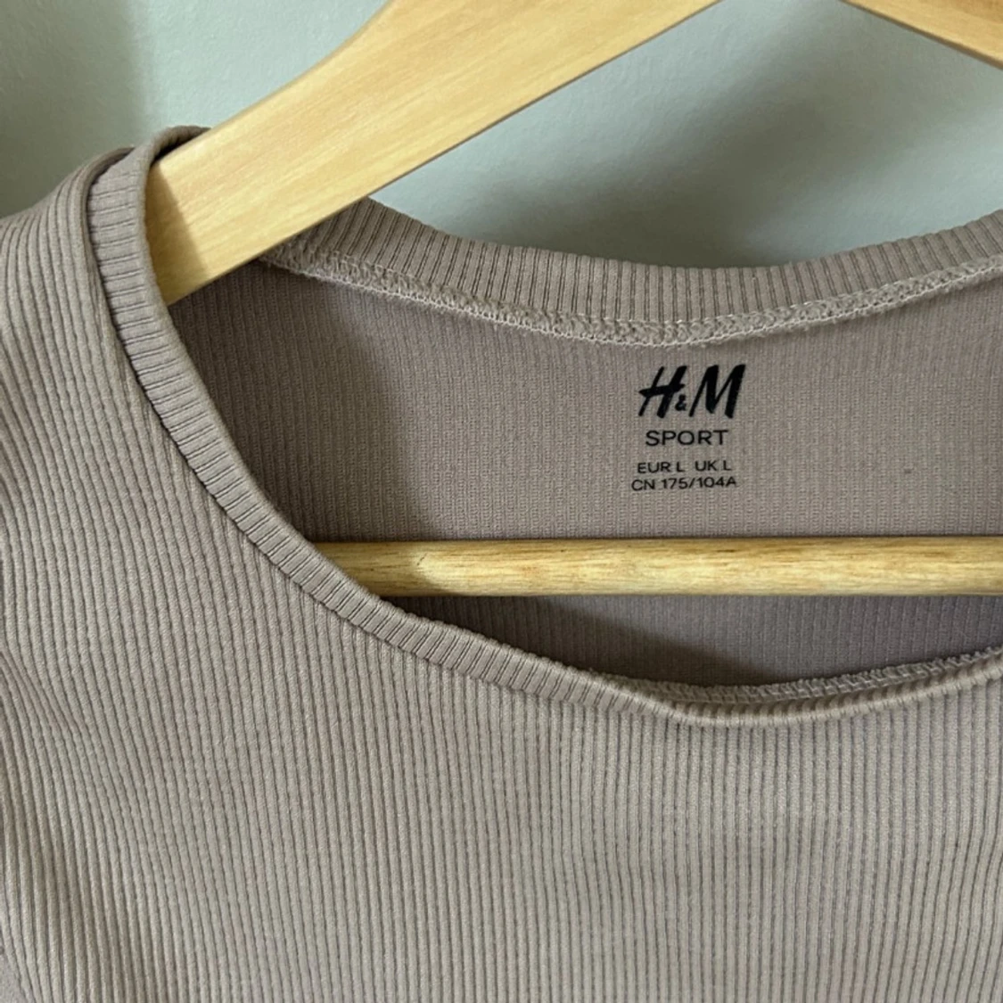 H&M beige sporttopp, storlek L - 1
