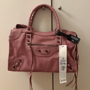 Rosa väska - Säljer en oanvänd b@lenciaga city bag dupe i rosa, storlek 38cm💕