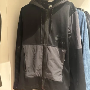 Nike Air Max svart kofta - Svart kofta från Nike Air Max med dragkedja. Väldigt stilig och är i mycket bra skick då den inte använts så mycket.