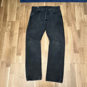 Levi's 501 mörk gråa - Klassiska och tidlösa Levi’s 501 jeans i en snygg grå nyans. Ikonisk passform med raka ben och knappgylf – passar till allt! 🖤  👖 Modell: Levi’s 501 🎨 Färg: Mörk grå 📏 Storlek: W32 L32 🧵 Material: Bomull 📦 Skick: Mycket bra, sparsamt använda  ✅ Äkta Levi’s ✅ Inga fläckar, hål eller slitage ✅ Snabb leverans via Vinted 