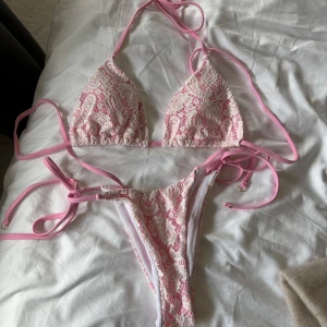 Oanvänd bikini - Oanvänd bikini. Klipper alltid lapparna i mina bikinis, därav vet jag inte märke eller storlek. Men uppskattningsvis XS/S. 