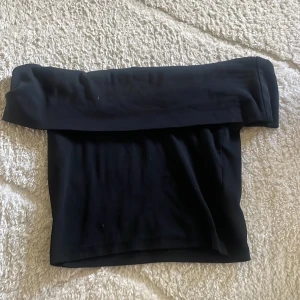 Svart offshoulder tubtopp - Snygg svart tubtopp med offshoulder-design.  Mjuk och stretchig som sitter skönt på kroppen.