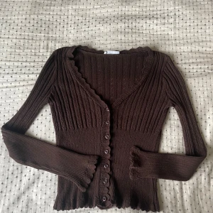 Brun vitnad ribbad kofta från Promod - Fin vintage kofta i bra kvalitet❤️ Köpt på en fin secondhand affär för 400kr, sitter som xs/s