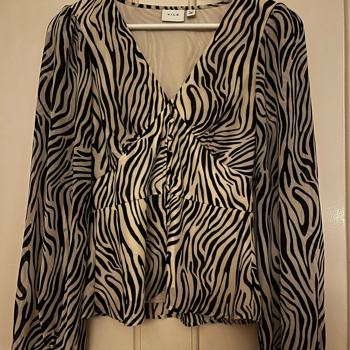 Zebramönstrad blus från Vila
