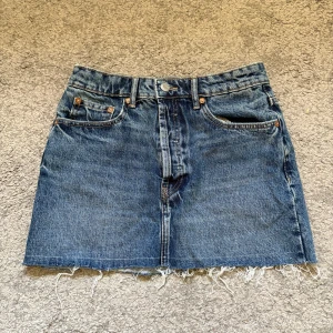 Jeanskjol från Zara med fransig kant - Snygg blå jeanskjol från Zara i storlek S. 