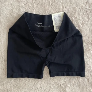 Svarta träningstights-shorts H&M Move - Svarta, tighta träningstights-shorts från H&M Move, aldrig använt. Priset kan diskuteras 