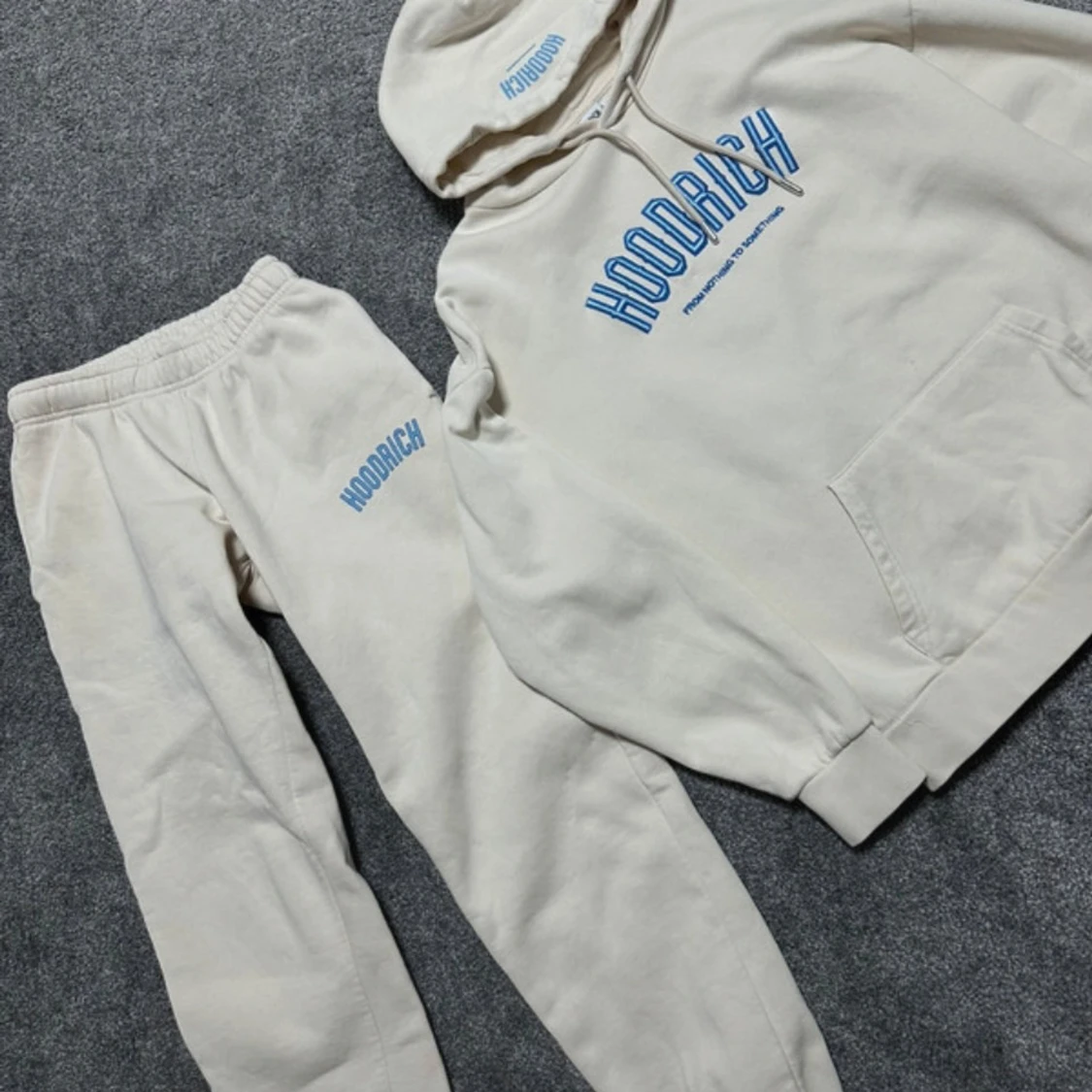 Beige hoodie&byxor från Hoodrich - 1