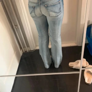 Only jeans lågmidjade - Midjemått= 38cm innerbensmått= ish 84cm. uppsprättade. Passar någon som är 173-177