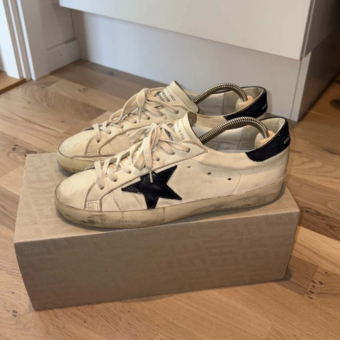 Golden Goose vita sneakers med mörkblå stjärna