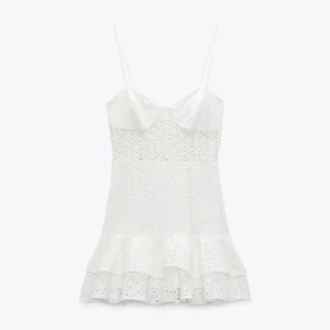 Vit spetsklänning med volang - Supersöt slutsåld vit trendig zara klänning med tunna axelband, broderade spetsdetaljer och volangkant nertill. 