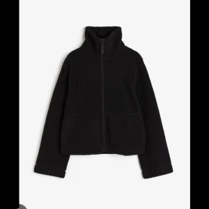 Teddyjacka hm - Så fin och trendig teddyjacka från hm. Jacka i pile som är slutsåld och svår att få tag på💕perfekt nu till hösten! 