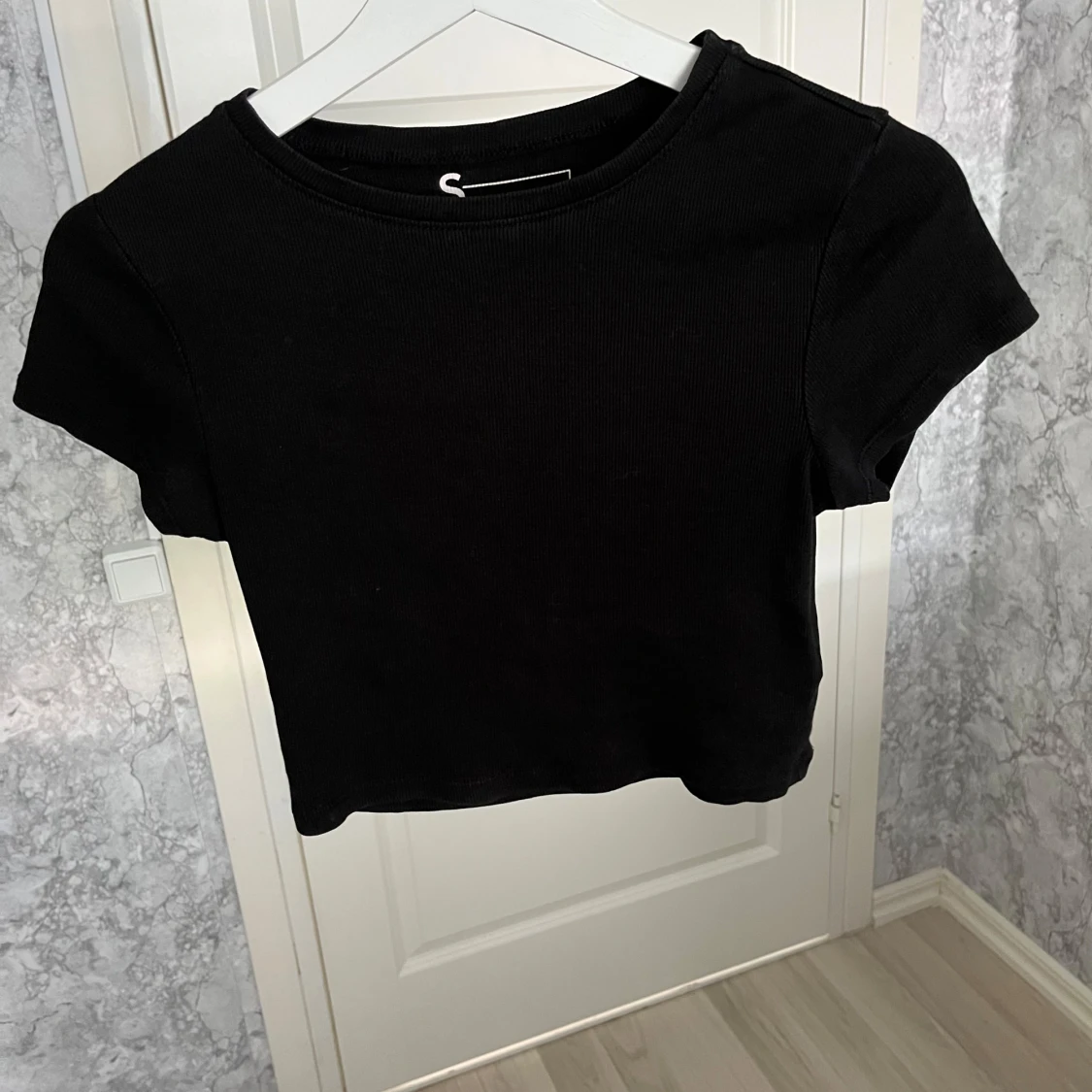 Svart croppad topp från FSBN Sister - 1