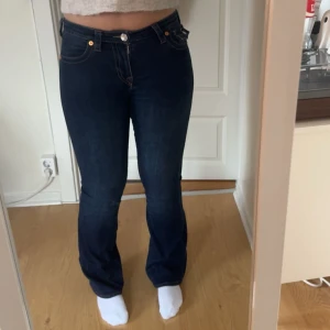 True Religion Becca Bootcut Jeans - Jättesnygga True Religion jeans i storlek 27. Dom är sparsamt använda och i jättefint skick 