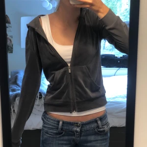 Mörkgrå zip hoddie - Så mysig mörkgrå hoodie i mjuk material🥰