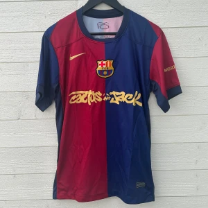 FC Barcelona Fotbollströja - Säljer en Travis Scott special FC Barcelona fotbollströja i storlek M som är helt ny med prislapp