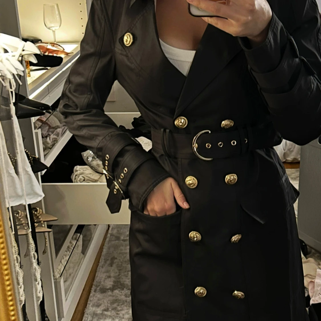 Svart trenchcoat med guldknappar 