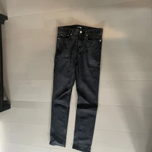Svarta skinny jeans från BLK DNM - Svarta jeans från BLK DNM med klassisk femficksdesign och smal passform. Jeansen har en skinny siluett och är tillverkade i stretchigt denimtyg för en tajt look. Perfekta för dig som gillar en stilren och modern vibe.