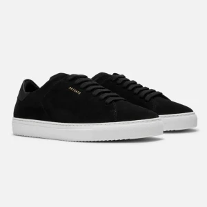 Svarta sneakers från Axel Arigato - Svarta skor från Axel Arigato i mocka med vit platt sula och diskret guldfärgad logga på sidan. Nypris är 2650