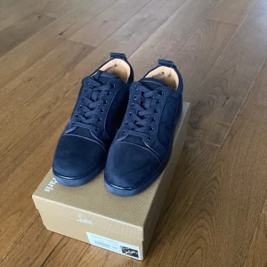 Christian Louboutin Skor Navy - Säljer ett par riktigt feta loubs i helt nytt skick. De är i storlek 44 men passar även 43. Helt oanvända. Kontakta mig vid funderingar o pris🤩